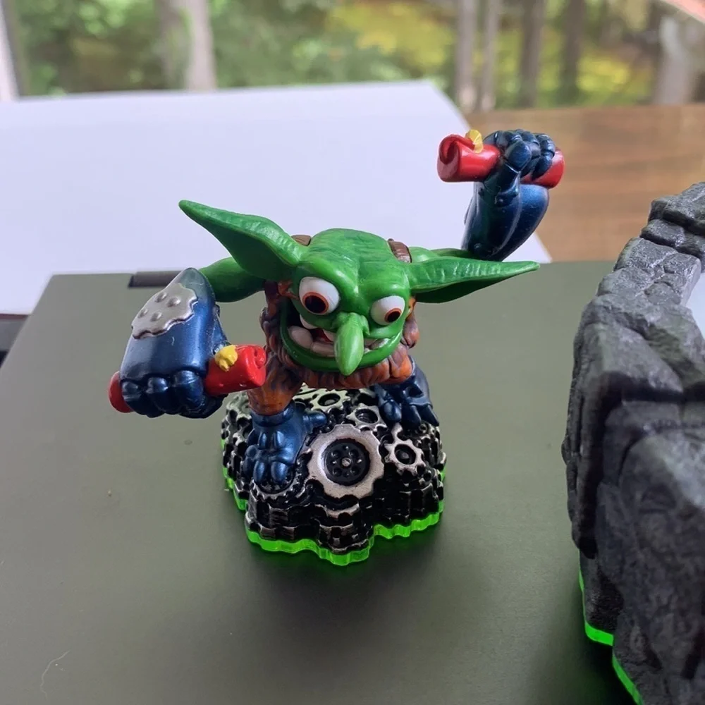 Activision Skylanders Wii Characters and Base Lot of 5 pieces